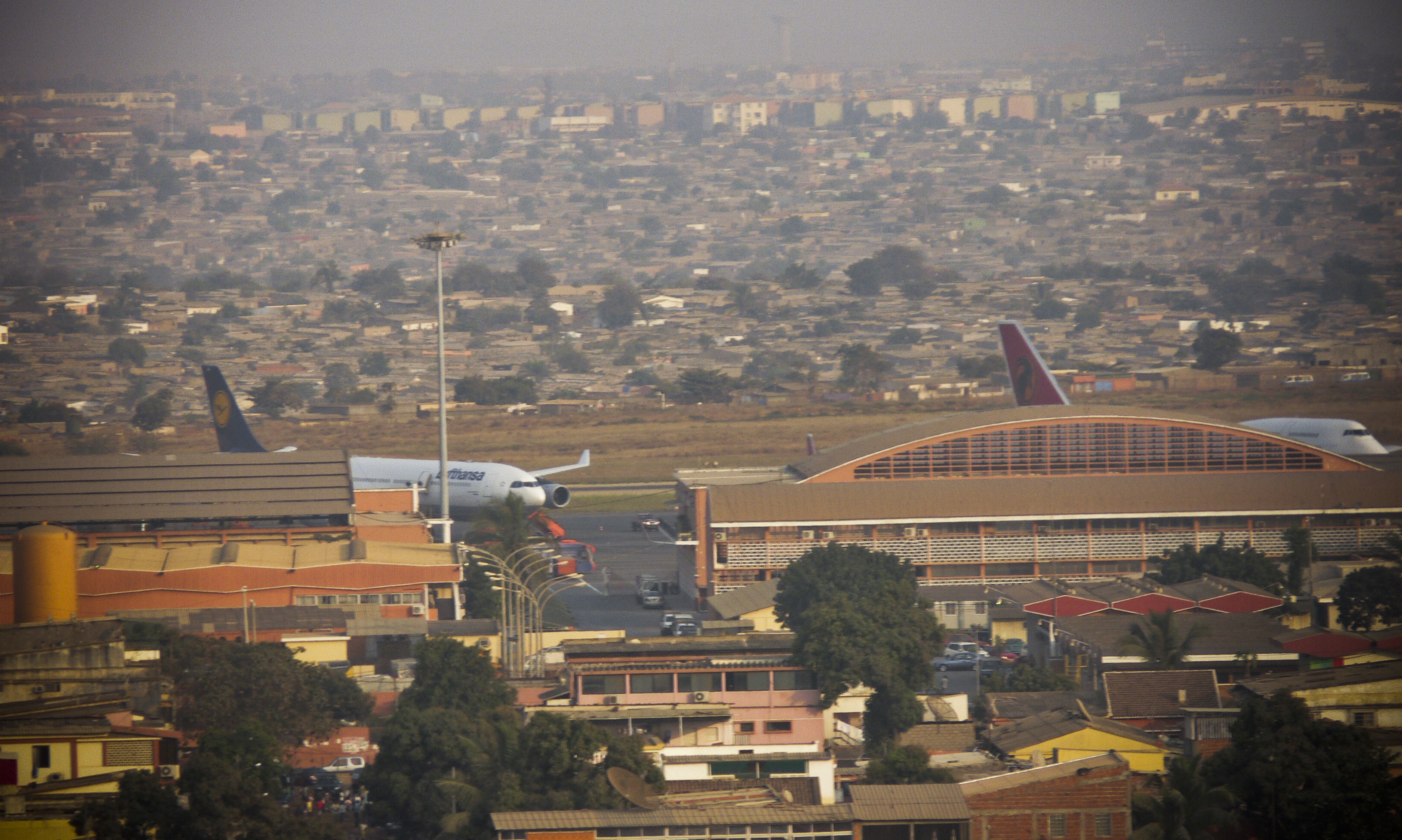 Quatro de Fevereiro International Airport terminal view